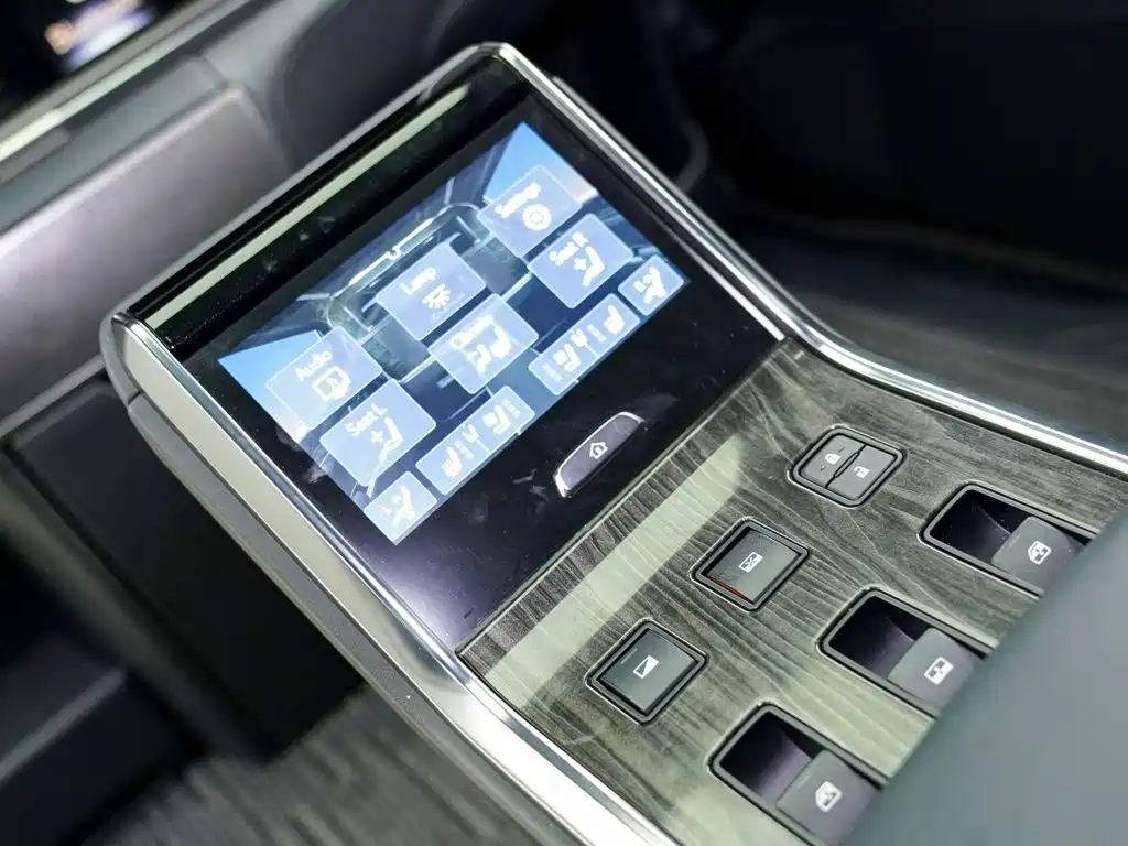 Lexus LM — миниатюра 12