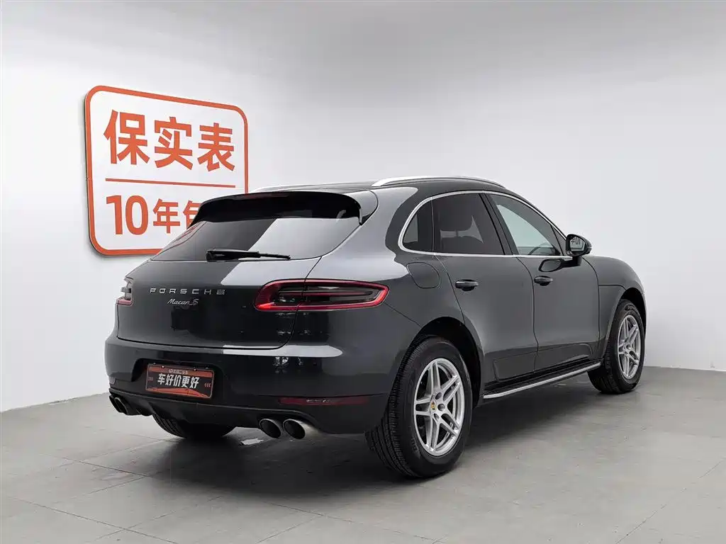 PORSCHE MACAN