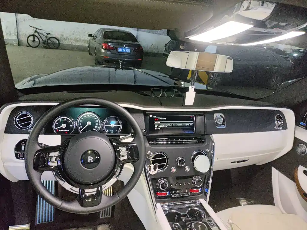Rolls-Royce Cullinan 2018 мест