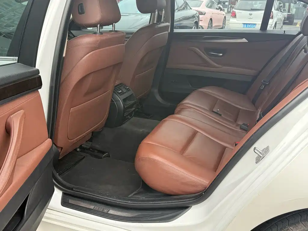 BMW 5 Series — миниатюра 8