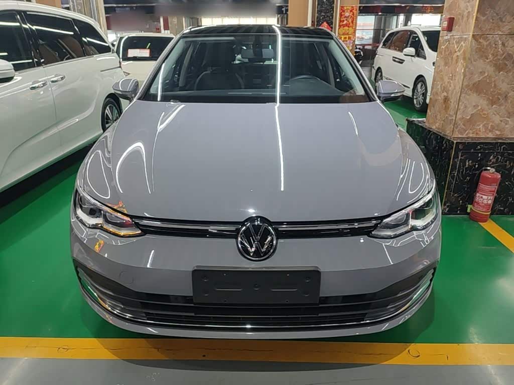 Volkswagen Golf 1.4 л 2023 г. Серебристо-серый, пробег 26100 км