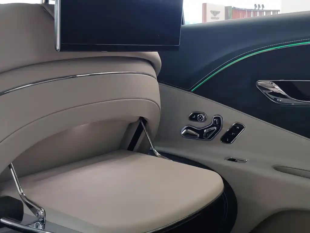 Bentley Flying Spur PHEV — миниатюра 12