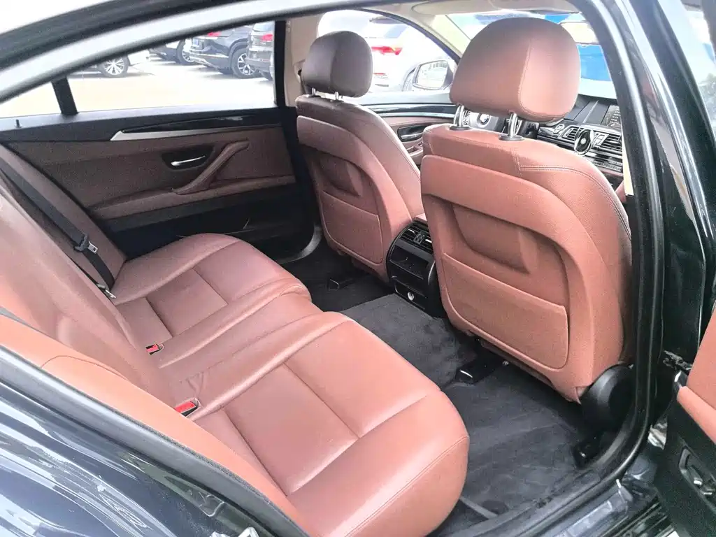 BMW 5 Series — миниатюра 10
