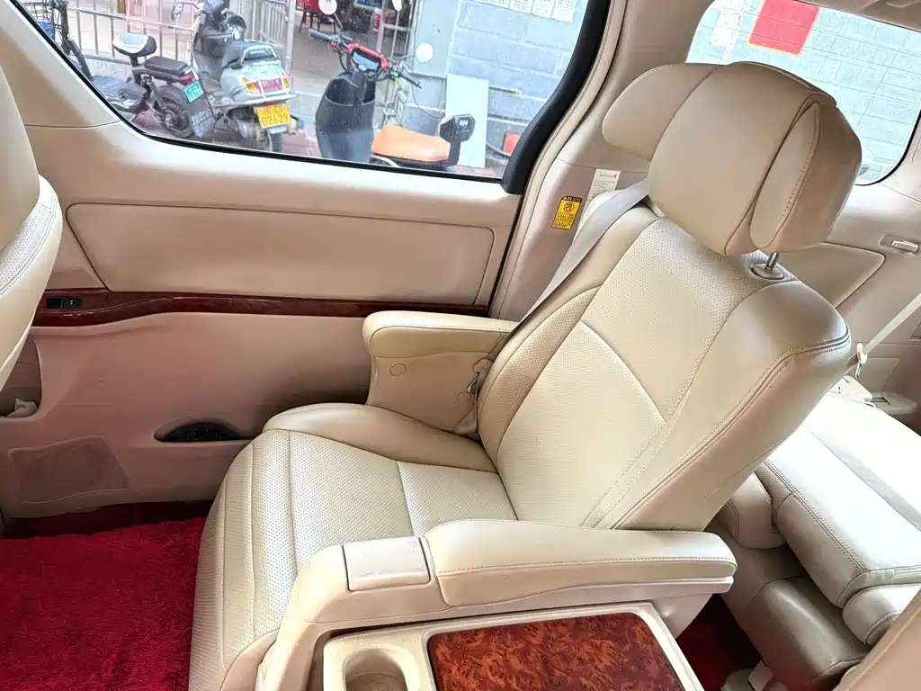Toyota Alphard — миниатюра 14
