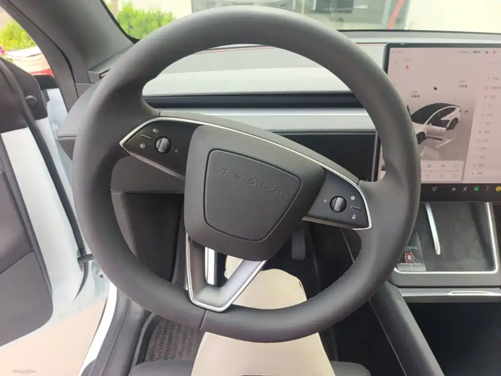 Tesla Model Y L — миниатюра 11
