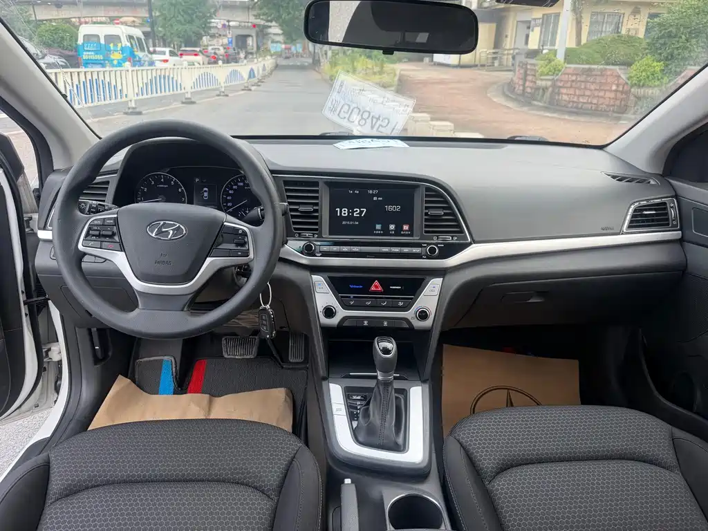 Hyundai Elantra — миниатюра 9