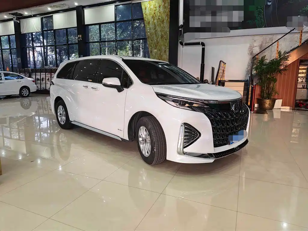 Toyota Granvia — миниатюра 2