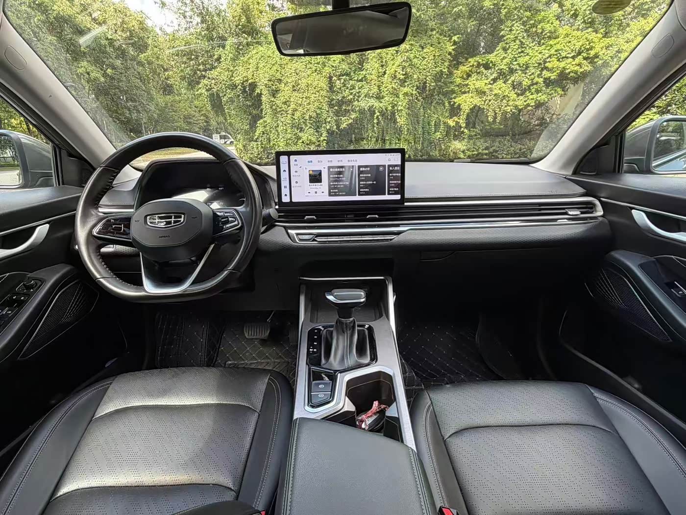 Geely Emgrand 1.5 л 2023 г. Серебристо-серый, пробег 18000 км