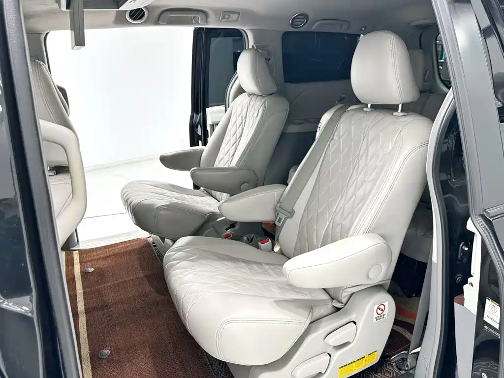 Toyota Sienna — миниатюра 9