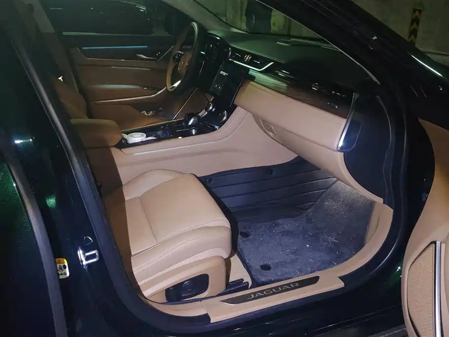 Jaguar XFL 2025 2.0T P250 Premium Luxury