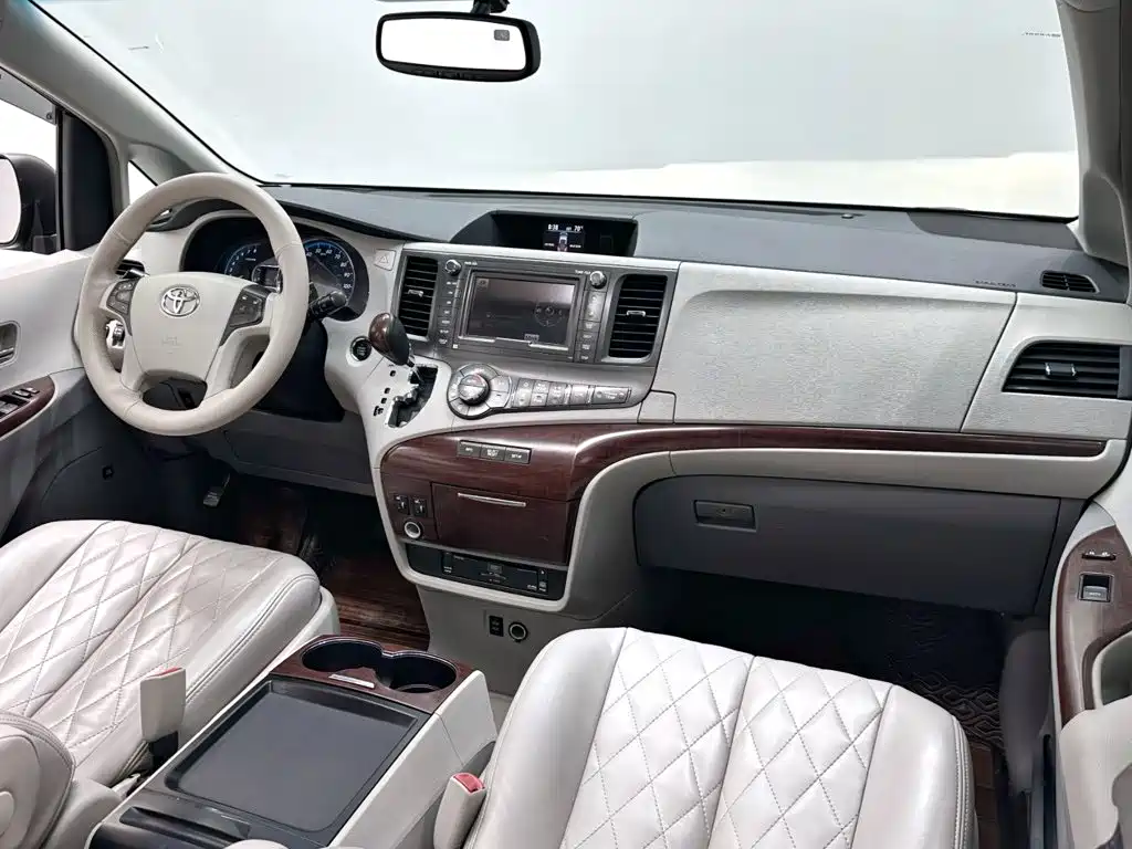 Toyota Sienna — миниатюра 13