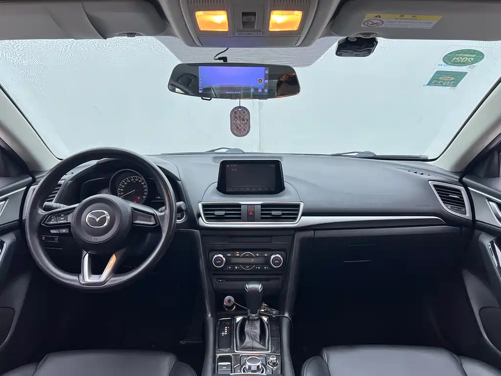 Mazda Mazda3 3 2017 1.5L AT Luxury V