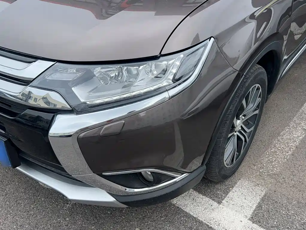 Mitsubishi Outlander 2016 2.4L Elite 5 мест