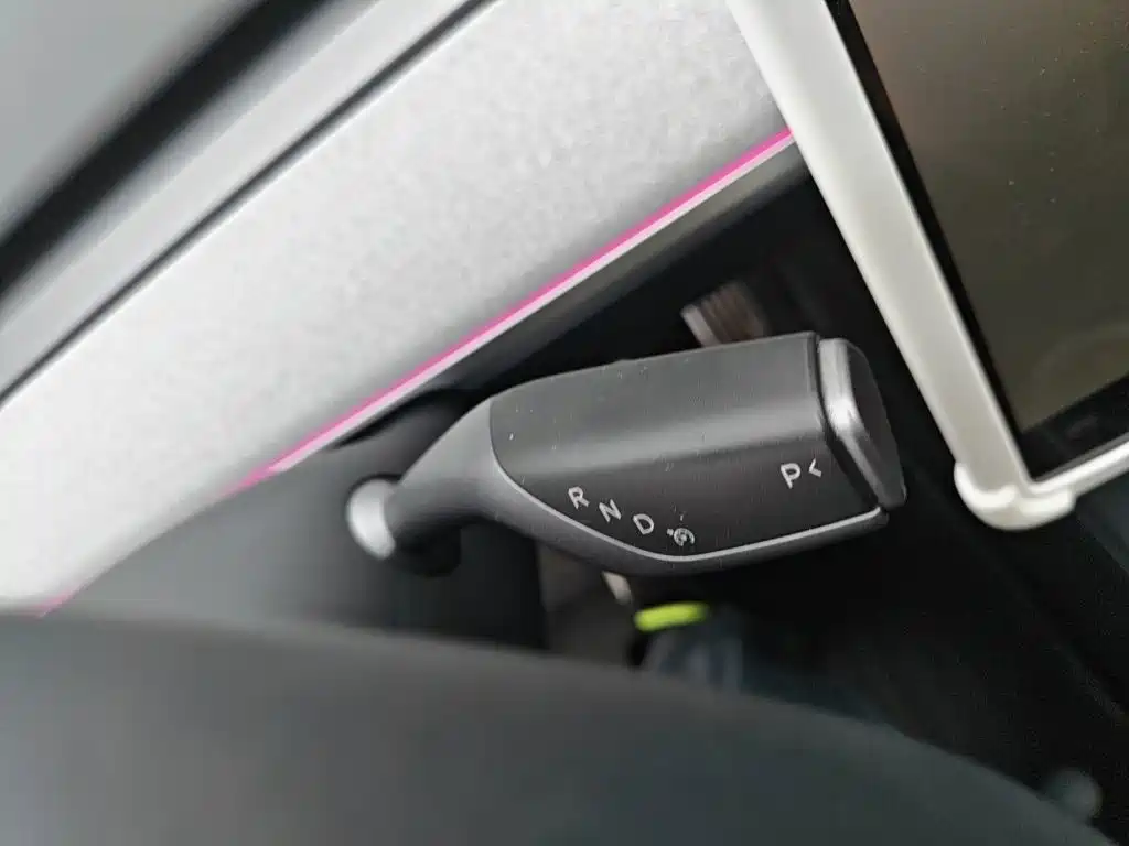 Tesla Model Y — миниатюра 10