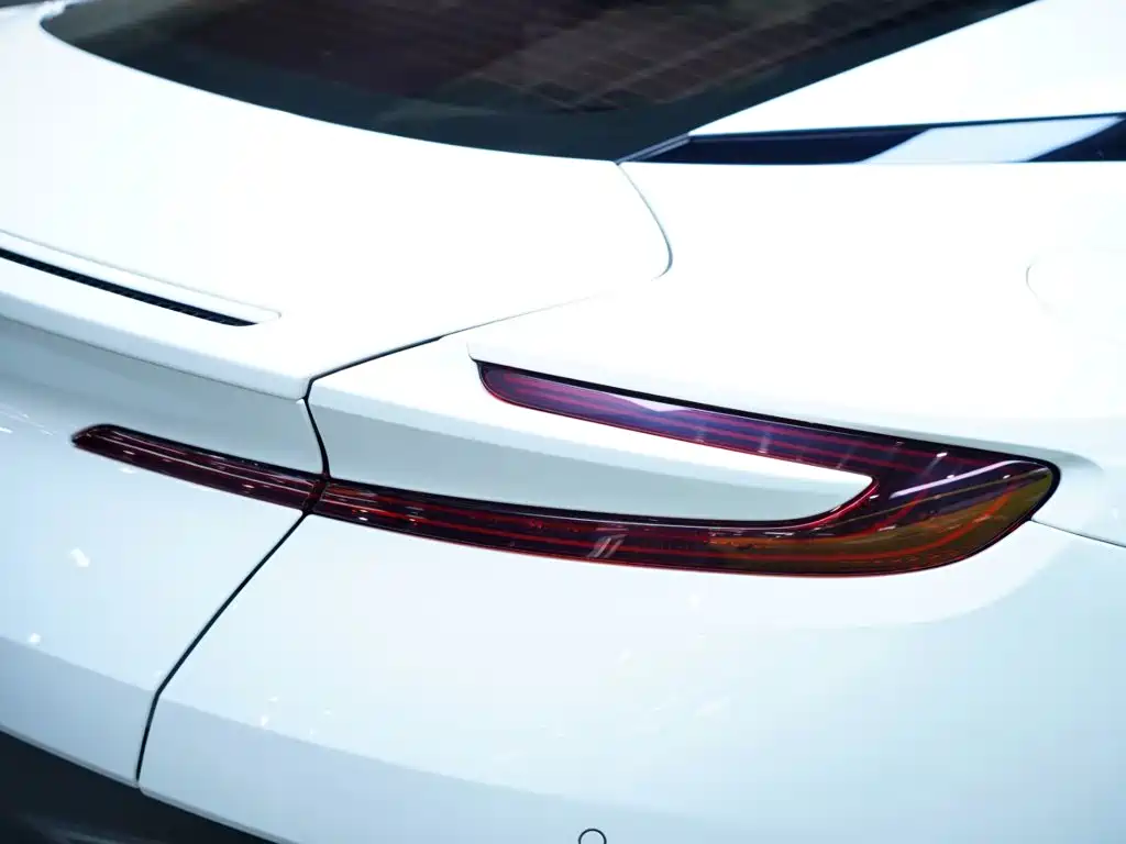 Aston Martin DB11 — миниатюра 19