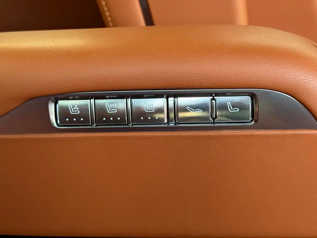 AITO ASK THE WORLD M9