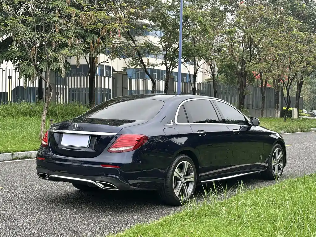 Mercedes-Benz E-Class — миниатюра 5