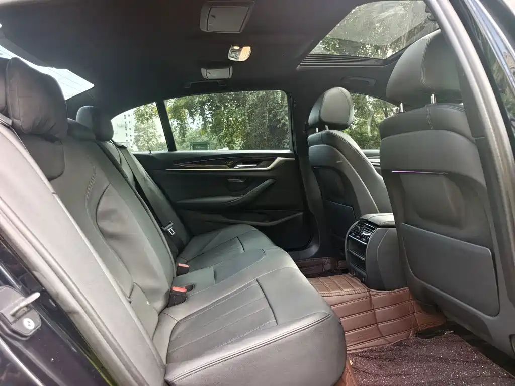 BMW 5 Series — миниатюра 12