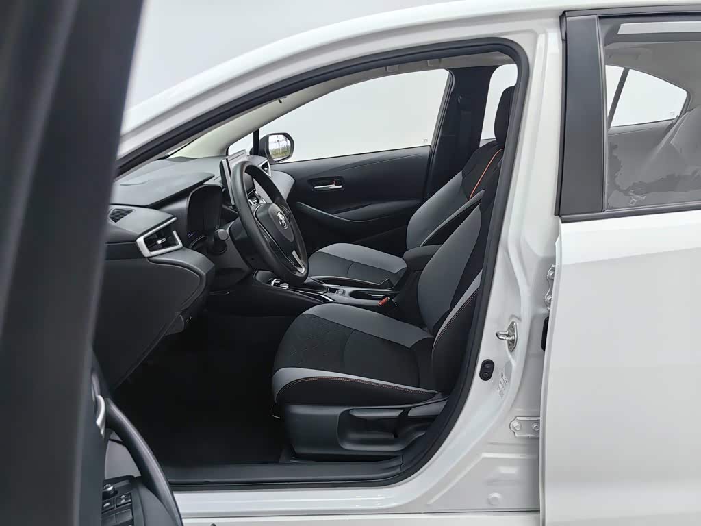 Toyota Corolla 1.2 л 2024 г. Белый, пробег 12100 км