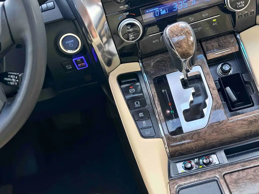 Toyota Alphard — миниатюра 11