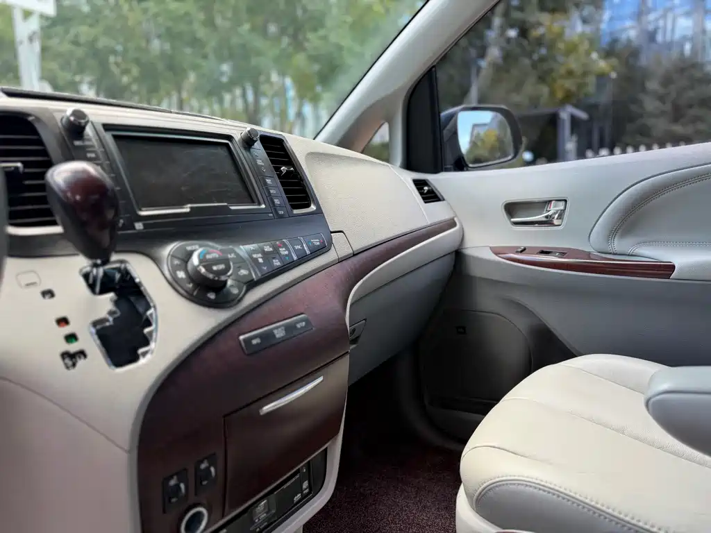 Toyota Sienna — миниатюра 10
