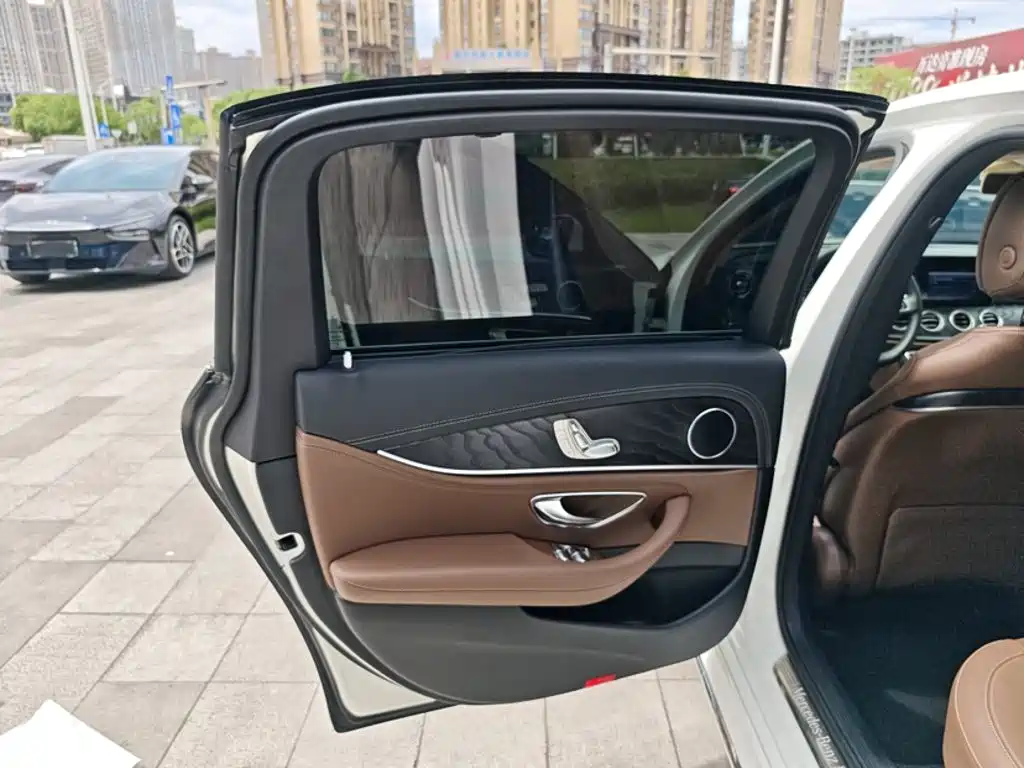 Mercedes-Benz E-Class — миниатюра 8
