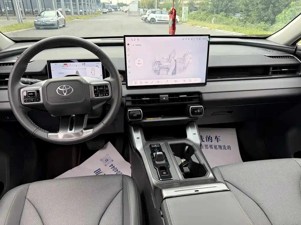 Toyota RAV4 — миниатюра 10