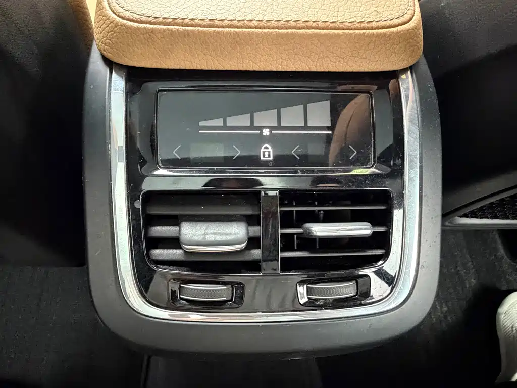 Volvo XC90 — миниатюра 10