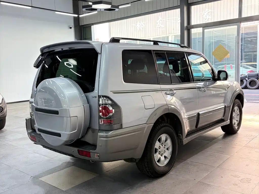 Mitsubishi Pajero — миниатюра 5