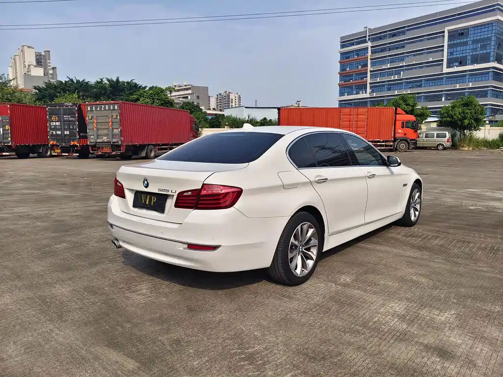 BMW 5 Series — миниатюра 6