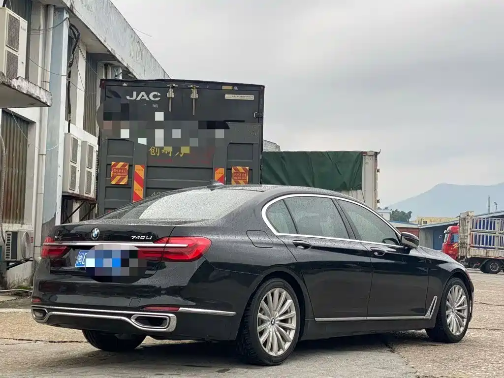 BMW 7 Series — миниатюра 4
