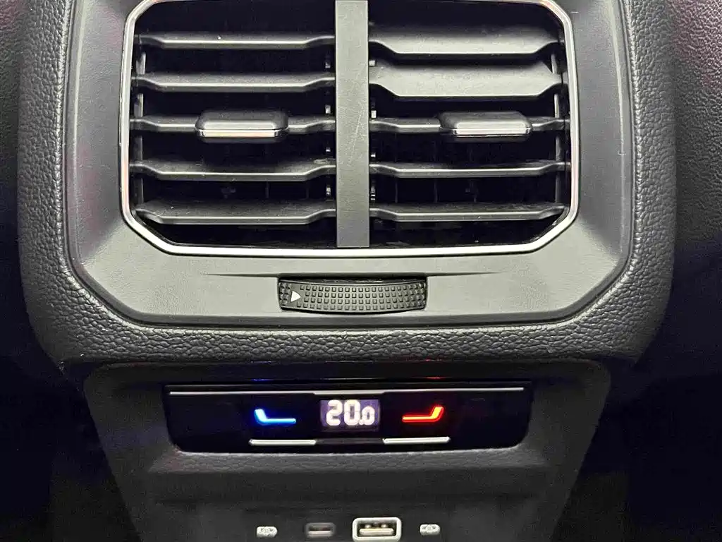 Volkswagen Tiguan L — миниатюра 16