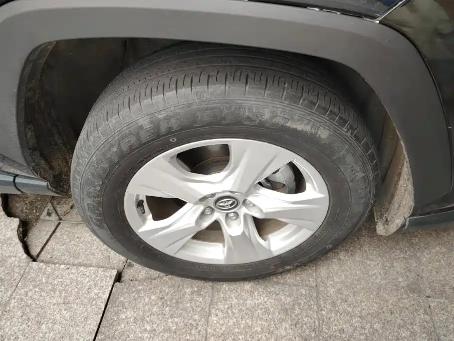 Toyota RAV4 — миниатюра 6