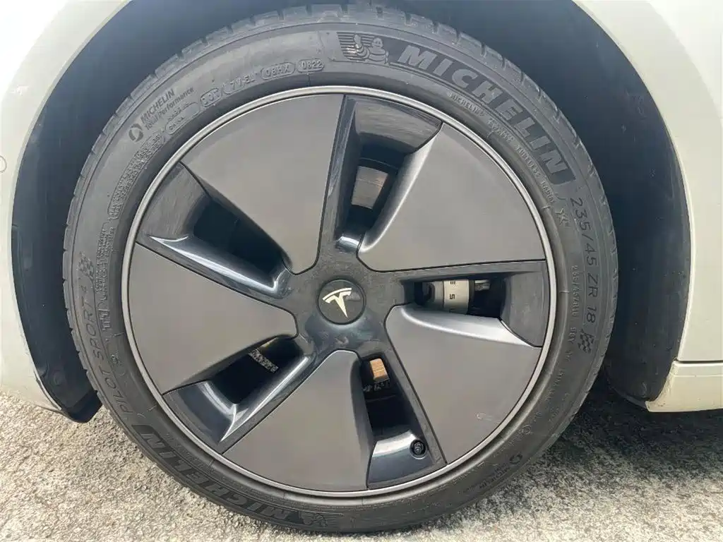 Tesla Model 3 — миниатюра 8