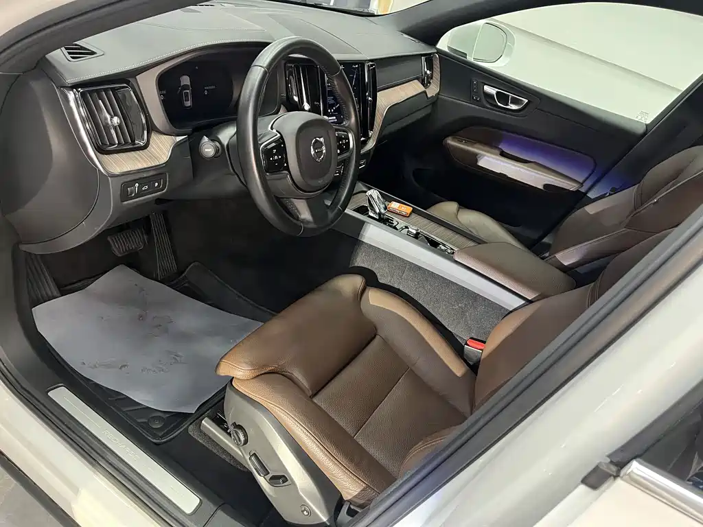 Volvo XC60 PHEV — миниатюра 17