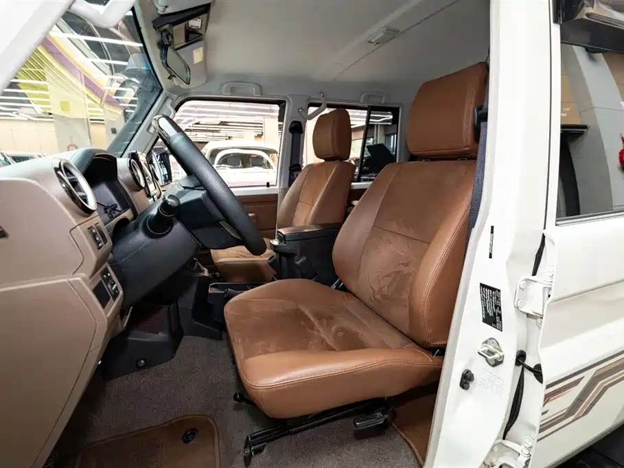 Toyota Land Cruiser LC76 2025 4.0L AT