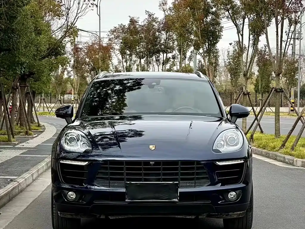 PORSCHE MACAN
