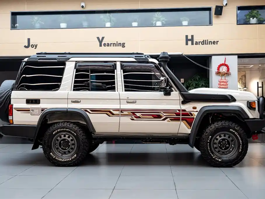 Toyota Land Cruiser LC76 2025 4.0L AT