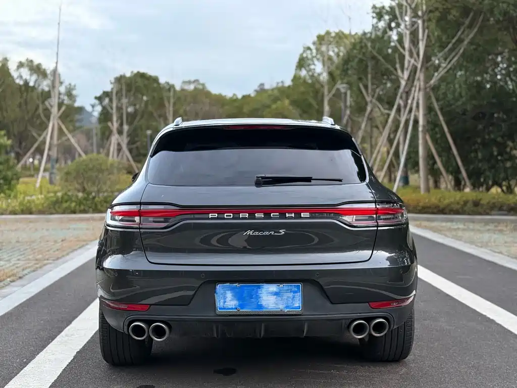PORSCHE MACAN