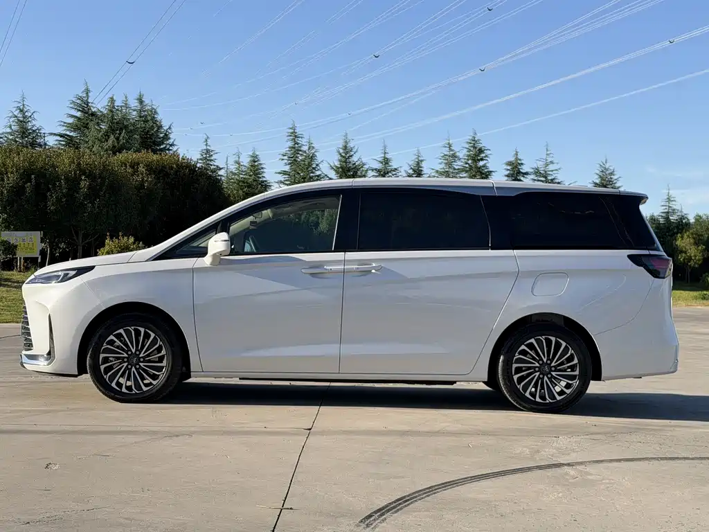 Buick GL8 Hybrid — миниатюра 4
