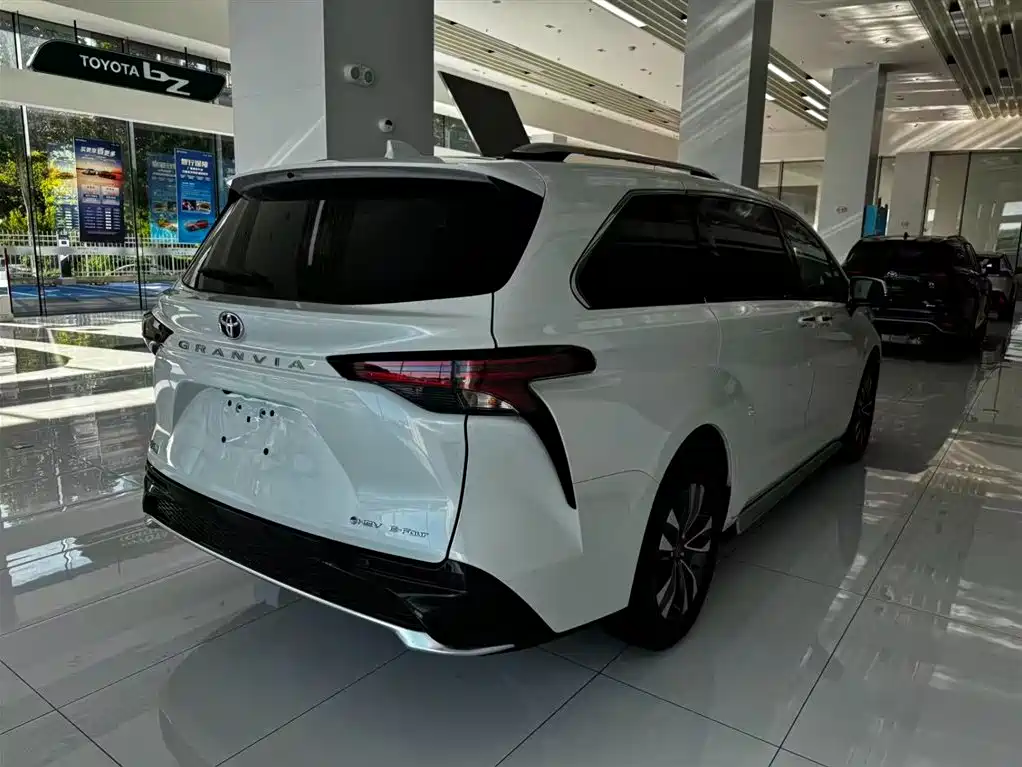 Toyota Granvia 2026 2.5L Luxury PLUS