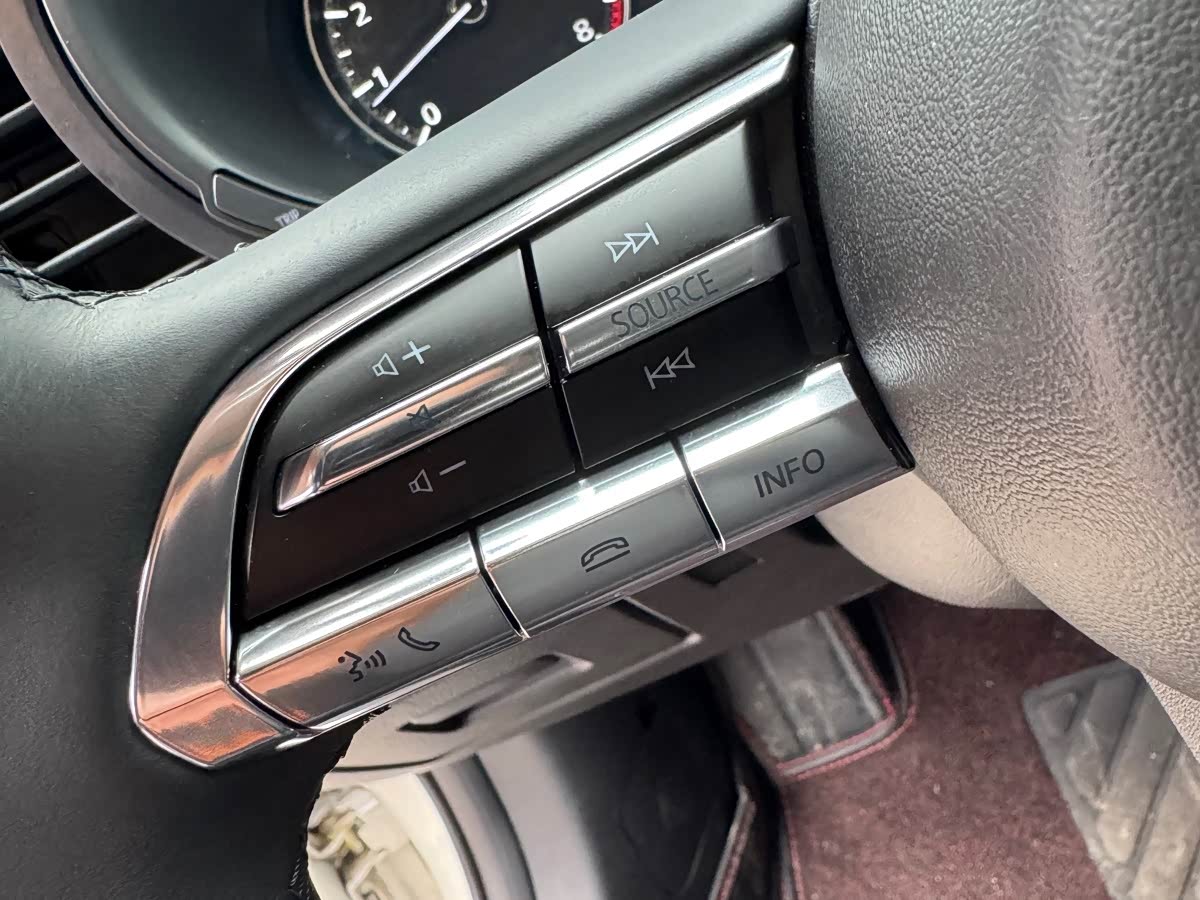 Mazda Mazda3 Axela 2.0 л 2023 г. Белый, пробег 25000 км