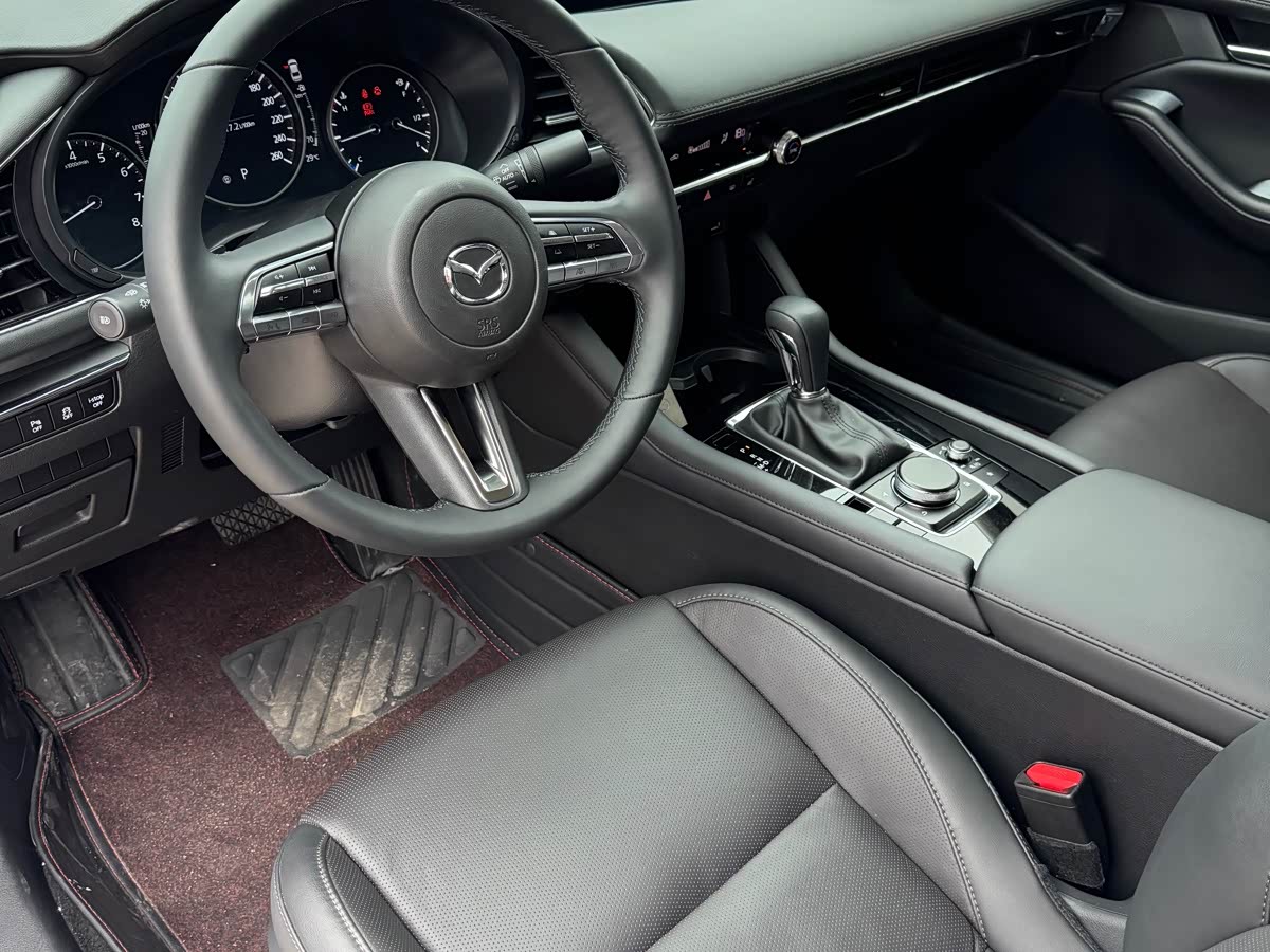 Mazda Mazda3 Axela 2.0 л 2023 г. Белый, пробег 25000 км