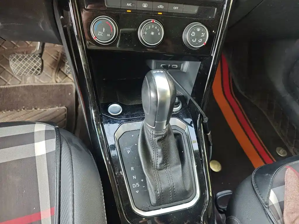 Volkswagen T-Roc — миниатюра 10