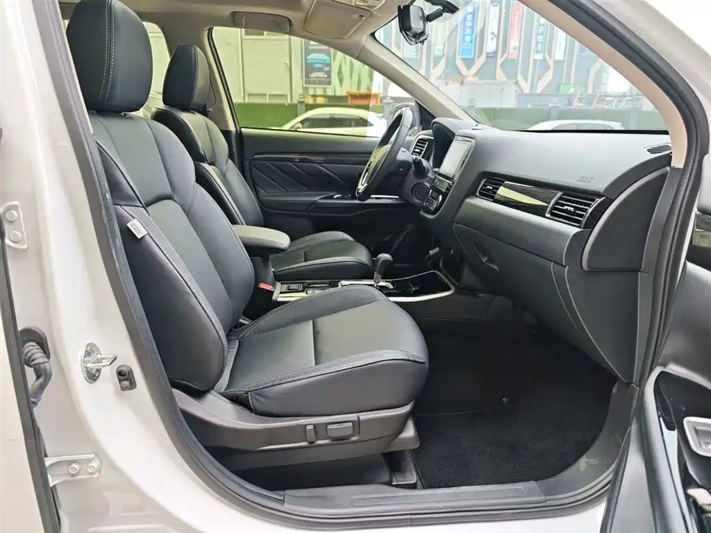 MITSUBISHI OUTLANDER