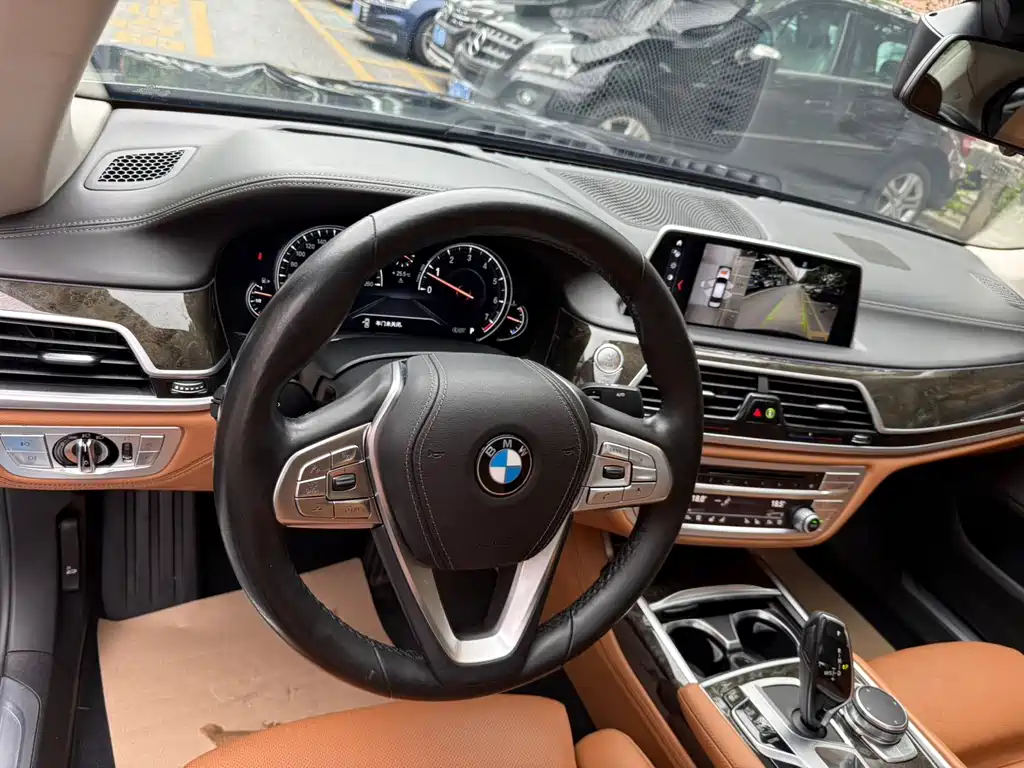 BMW 7 Series — миниатюра 9