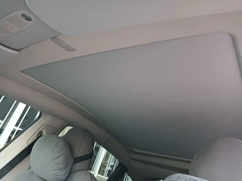 Tesla Model Y — миниатюра 12