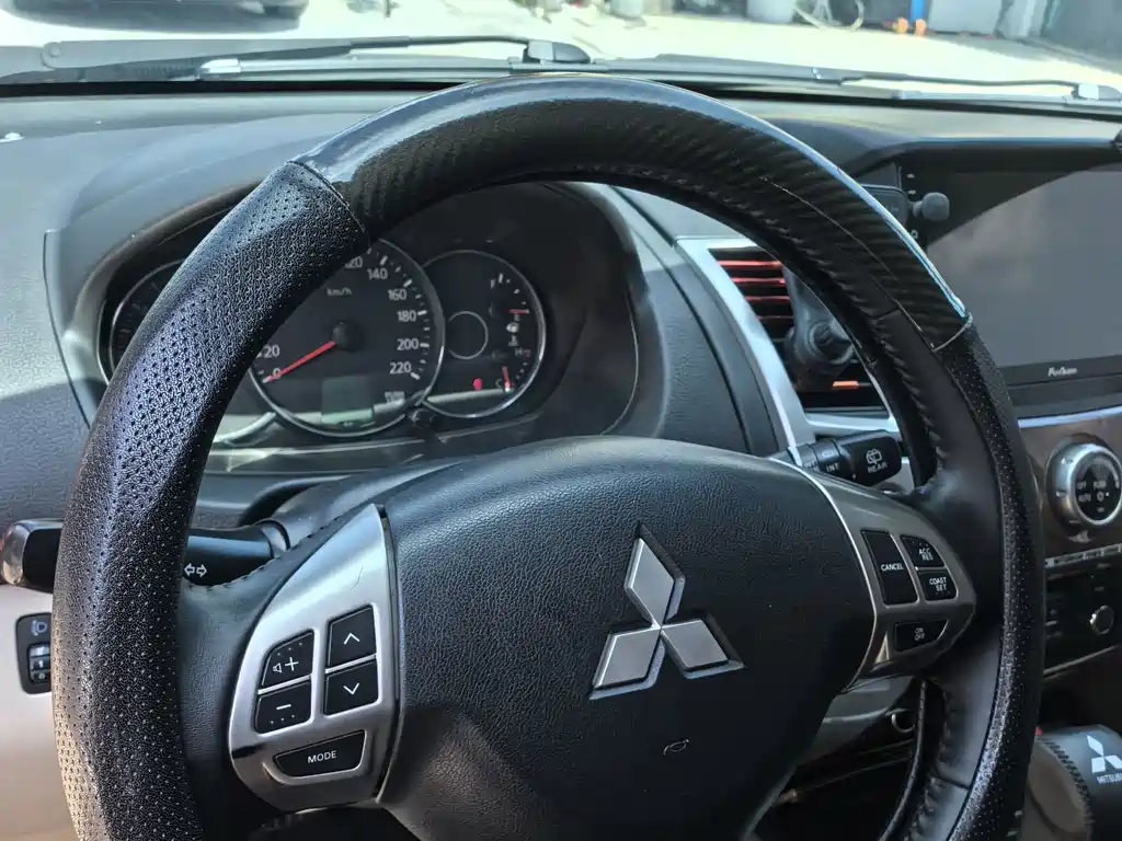 Mitsubishi Pajero Sport — миниатюра 8