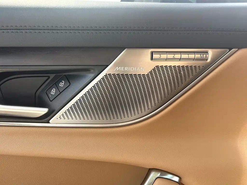Jaguar XFL — миниатюра 6