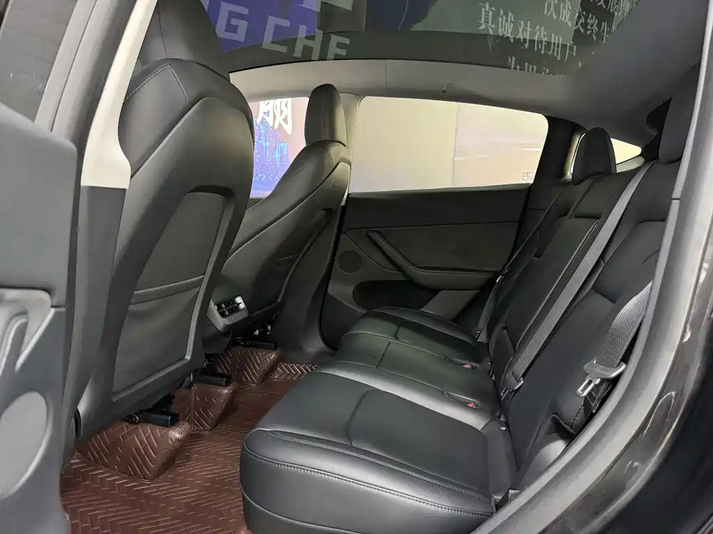 Tesla Model Y — миниатюра 9